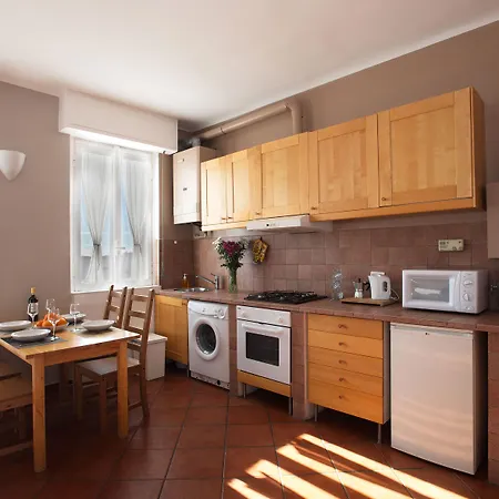 Skyline In Citta Studi A 1 Minuto Dal Metro Con Terrazzo Wi-fi E Netflix Daire
